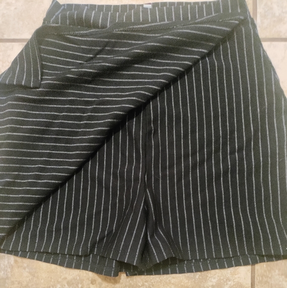 Charlotte Russe Black skort (a skirt in front & shorts in back) L(FITS LIKE S/M) - Picture 2 of 4